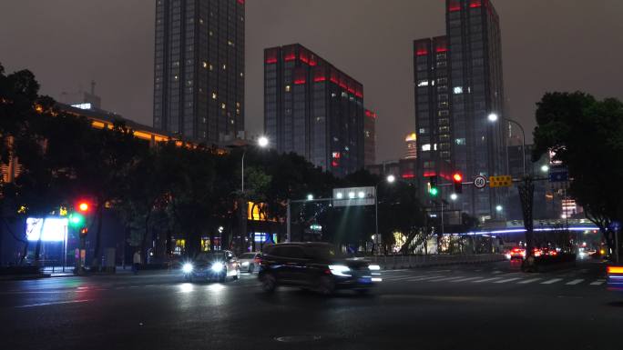 城市夜景红绿灯路口左转的汽车