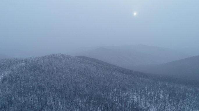 航拍下雪时的山林雾凇