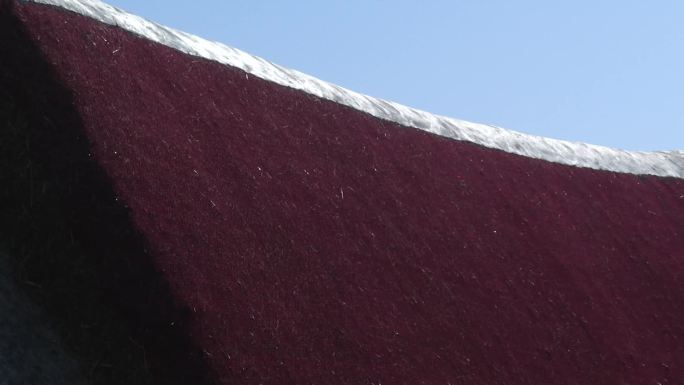 海草房-给屋顶抹水泥完成