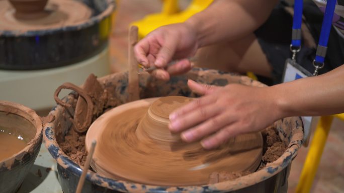 陶土瓷器店里一位手工艺人在制作陶土器具