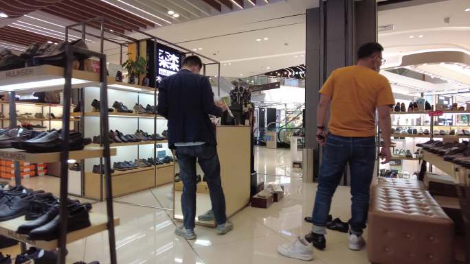 顾客挑选满意的鞋子