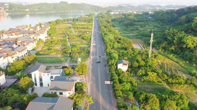 汽车行驶在乡村公路上