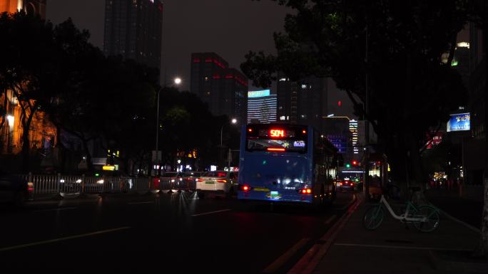 城市夜景街道上公交车进站