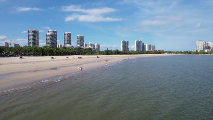 蓝天白云椰风海韵海景房沙滩游客