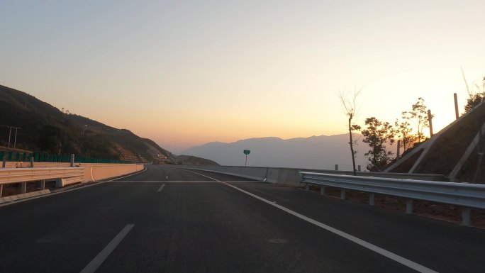 黄昏日落高速公路