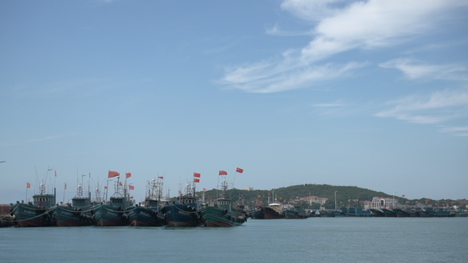 渔村渔船渔民织渔网渔港