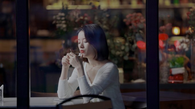 餐吧内喝咖啡的青年女人