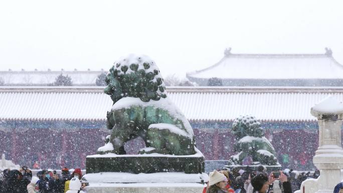 雪中故宫的铜狮子
