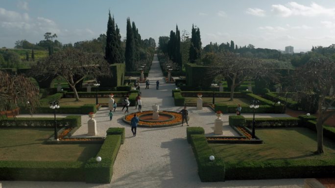 游客漫步在巴哈伊花园，欣赏其景观设计之美