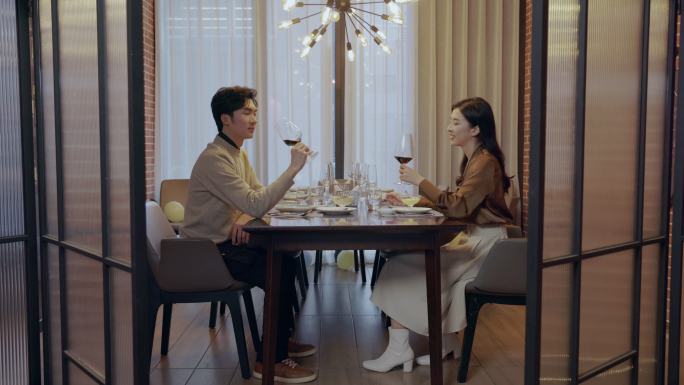 青年伴侣在餐厅用餐