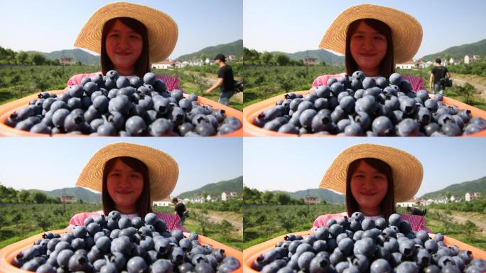 丰收农民手捧一篮蓝莓喜悦笑脸幸福实拍