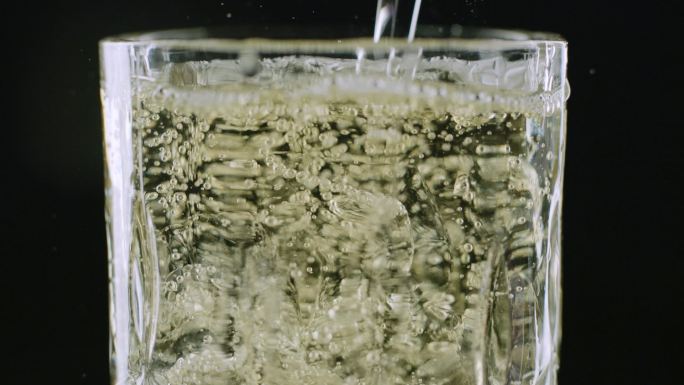 香槟色酒水倒满杯气泡冰块