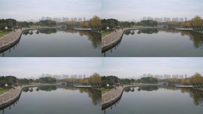 公园里的湖边有一座小桥