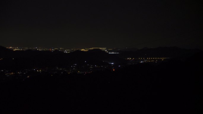鸟瞰远处城市夜景旋转的光束