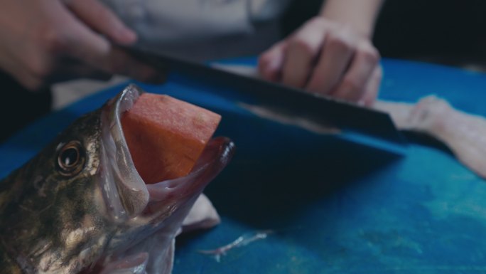 厨师使用菜刀将鱼切菱形刀段