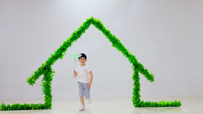 绿色房子下的快乐男孩