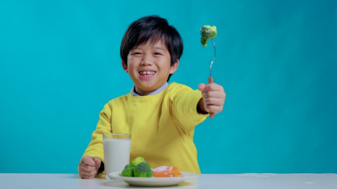 吃蔬菜的快乐小男孩