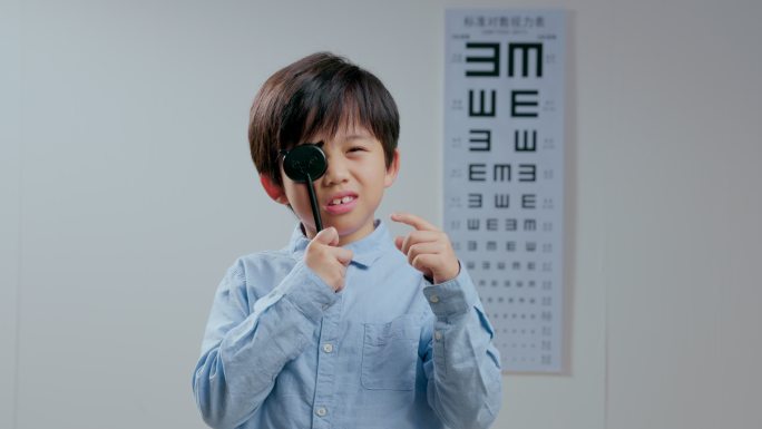 小男孩测视力