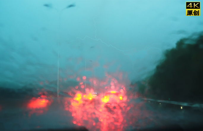 狂风暴雨开车在高速