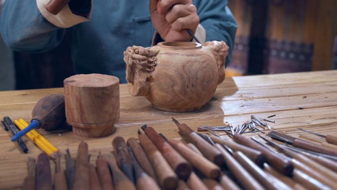 雕刻师和工作台上的大量工具