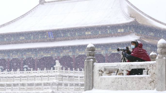 摄影师记录雪中的故宫