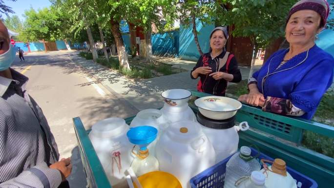 新疆街头卖新鲜牛奶的人