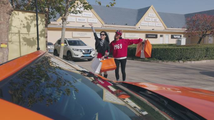 快乐的青年朋友一起购物