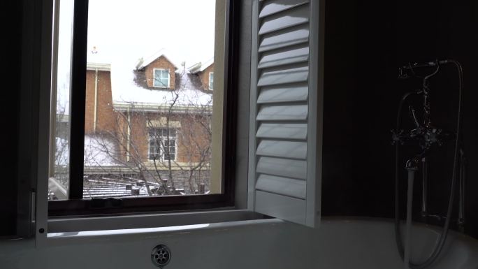 浴室窗外雪花纷飞