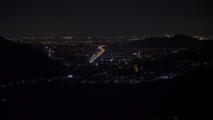 鸟瞰远处城市的夜景光晕闪烁