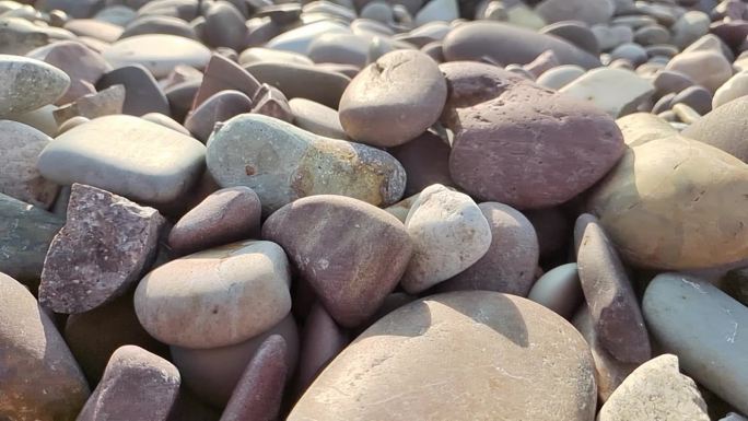 光滑的鹅卵石清晨晨光照圆石唯美圆石