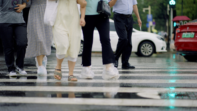 【4K】雨中路口行人走过斑马线