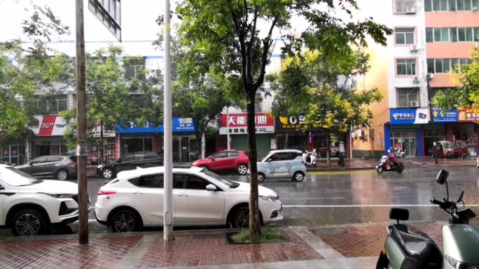 夏季雨中街道延时摄影