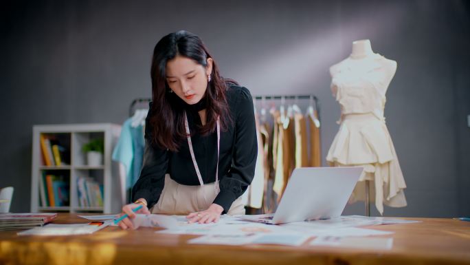 青年女服装设计师设计样图