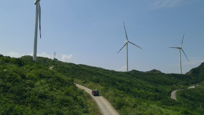 行驶在山路的越野车