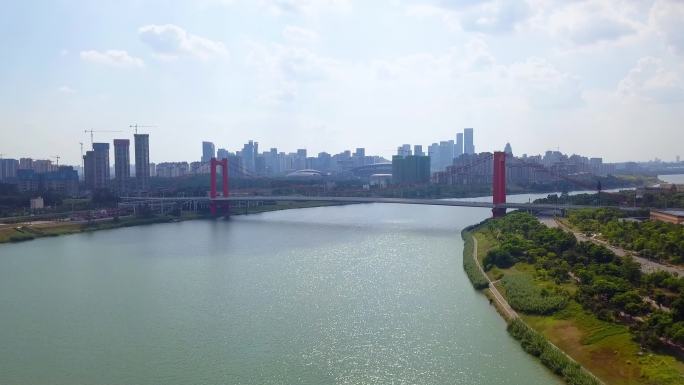中国广西南宁的邕江上的良庆大桥