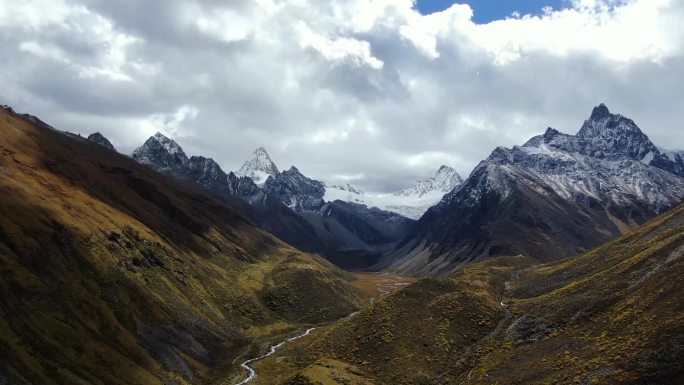 西藏萨工布江达扇贝雪山航拍