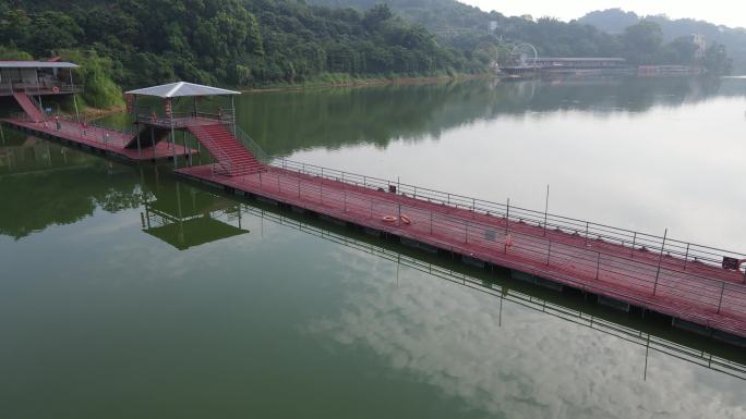 无人机飞越湖面水上浮桥素材