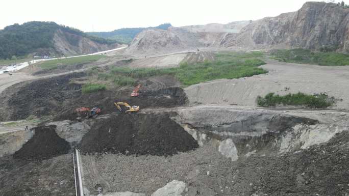 挖山开发矿采挖掘机运土机挖矿山体4K航拍