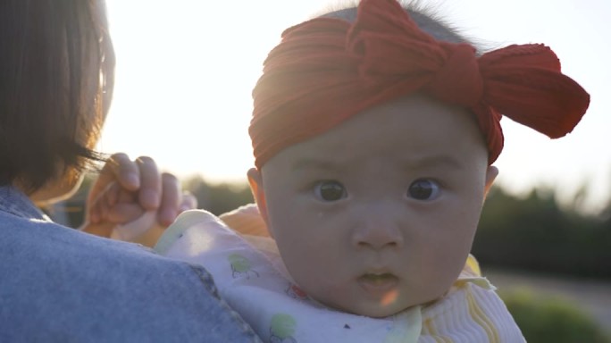 小宝宝和妈妈在夕阳下幸福时光