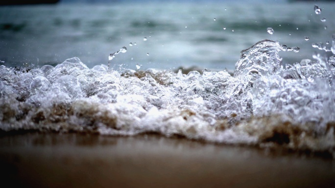 儿童海边玩耍  海水冲刷沙滩 海滩 浪花