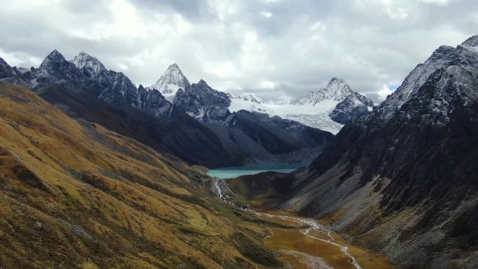 西藏巴松措湖工布江达雪山航拍