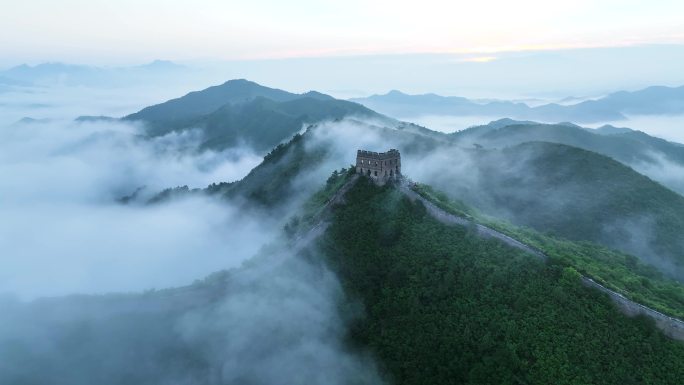 长城日出云海山间流动云雾长城古迹建筑