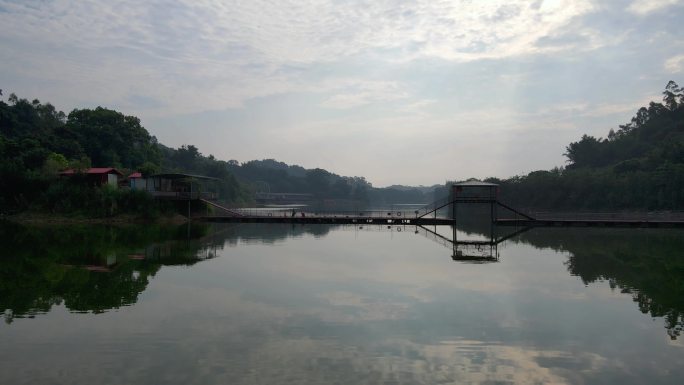 安静的湖面飞越水上浮桥视频素材