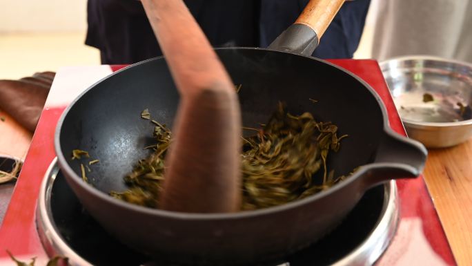 桂林地方特色美食“油茶”的烹制过程