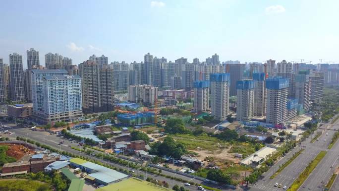 中国广西南宁五象新区高楼建筑群和江边风光