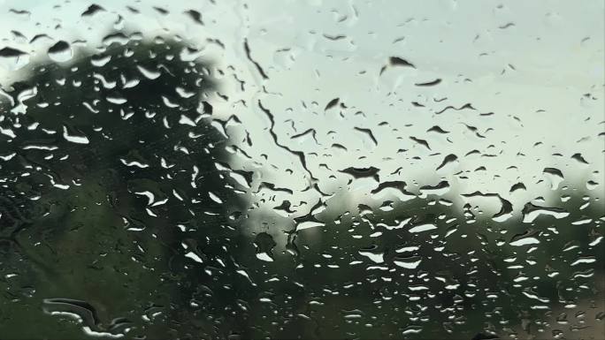 雨季坐在车里看着车玻璃雨滴伤感