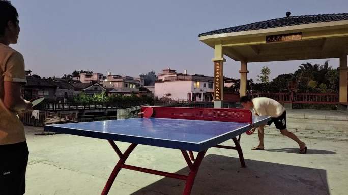 农村休闲时光打乒乓球