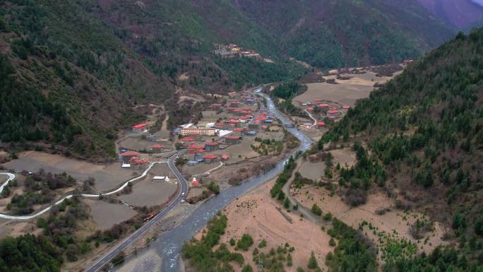 4K九龙县汤古乡山谷中的藏族村落河流航拍