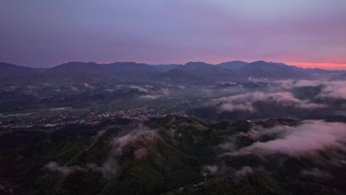 云雾  青山 美丽的山村