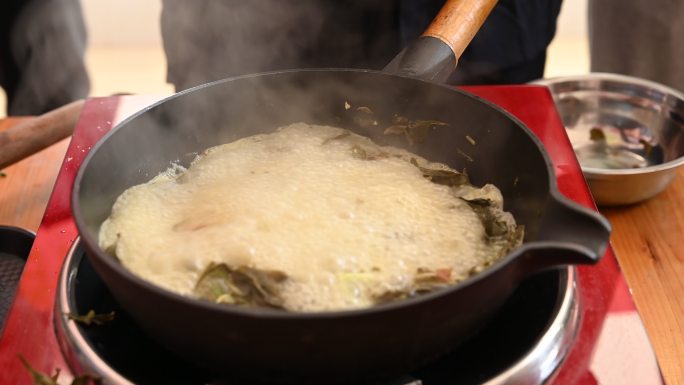 桂林特色美食“油茶”的烹制过程